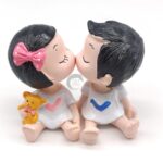 kissing-couple-cake-decorating-toy