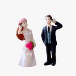 wedding-couple-on-phone-cake-toy