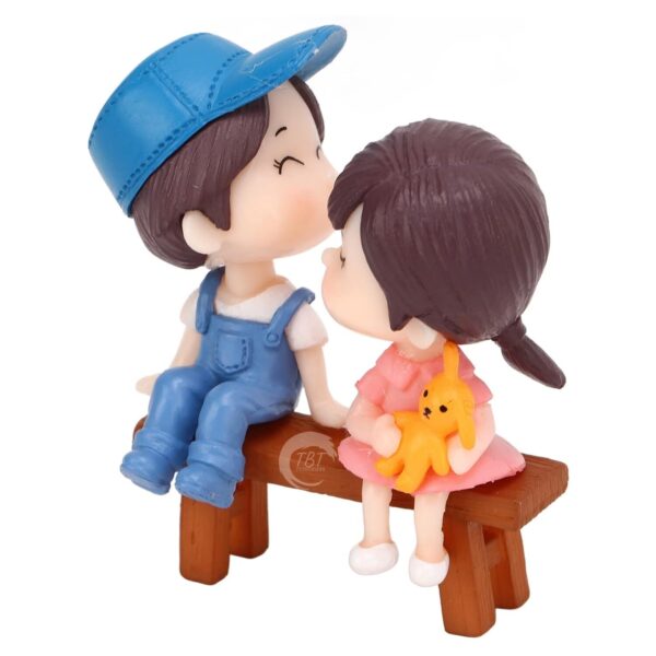 kissing-couple-cake-miniature-toy